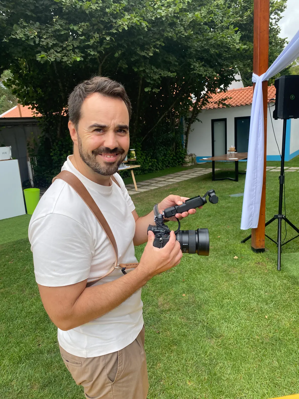Operador DropMedia a preparar uma câmara para filmagem