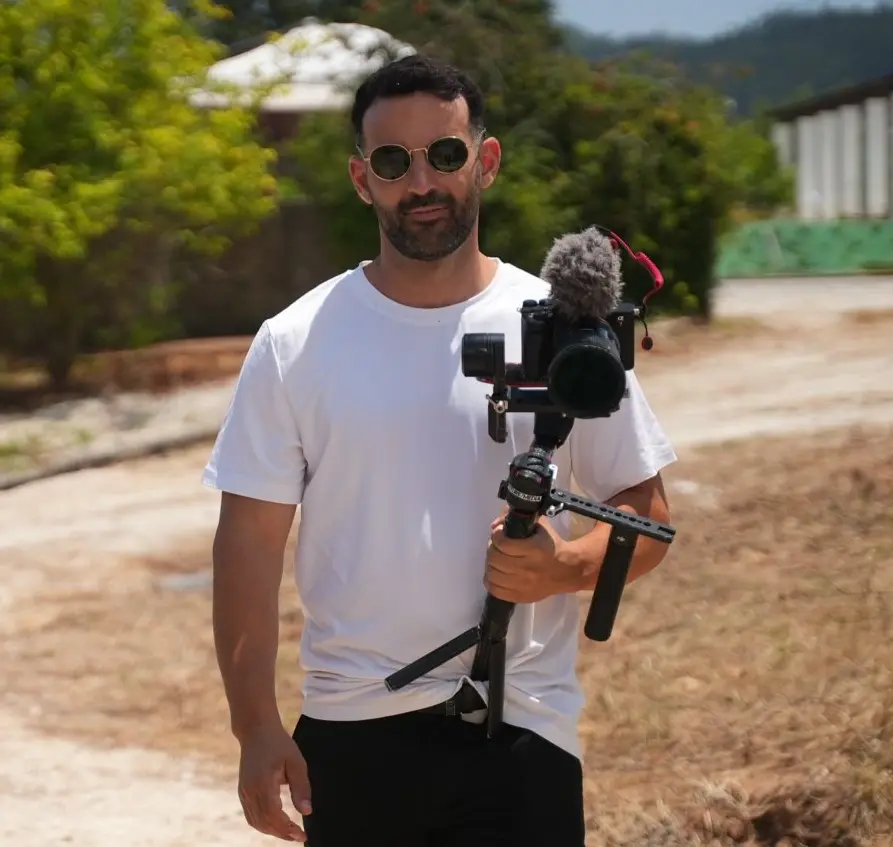 Operador de câmara durante uma produção audiovisual DropMedia