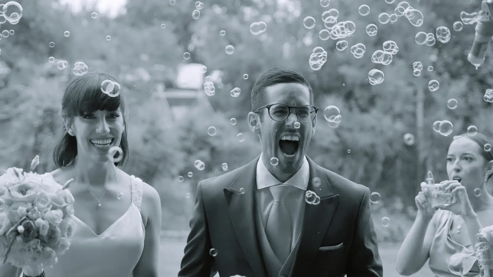 Casal a celebrar rodeado por convidados num filme SweetVision