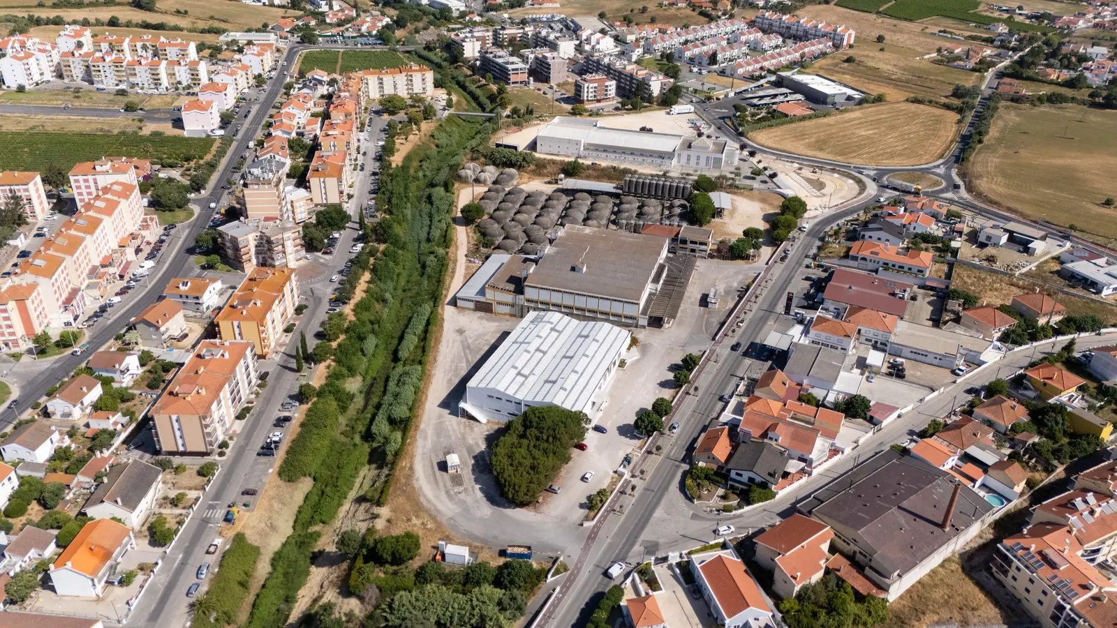 Vista aérea de zona urbana captada com drone